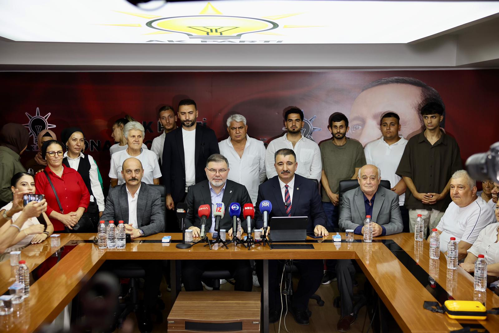 AK Partili Saygılı, farklı partilerden AK Parti'ye katılan 370 kişiye rozet taktı