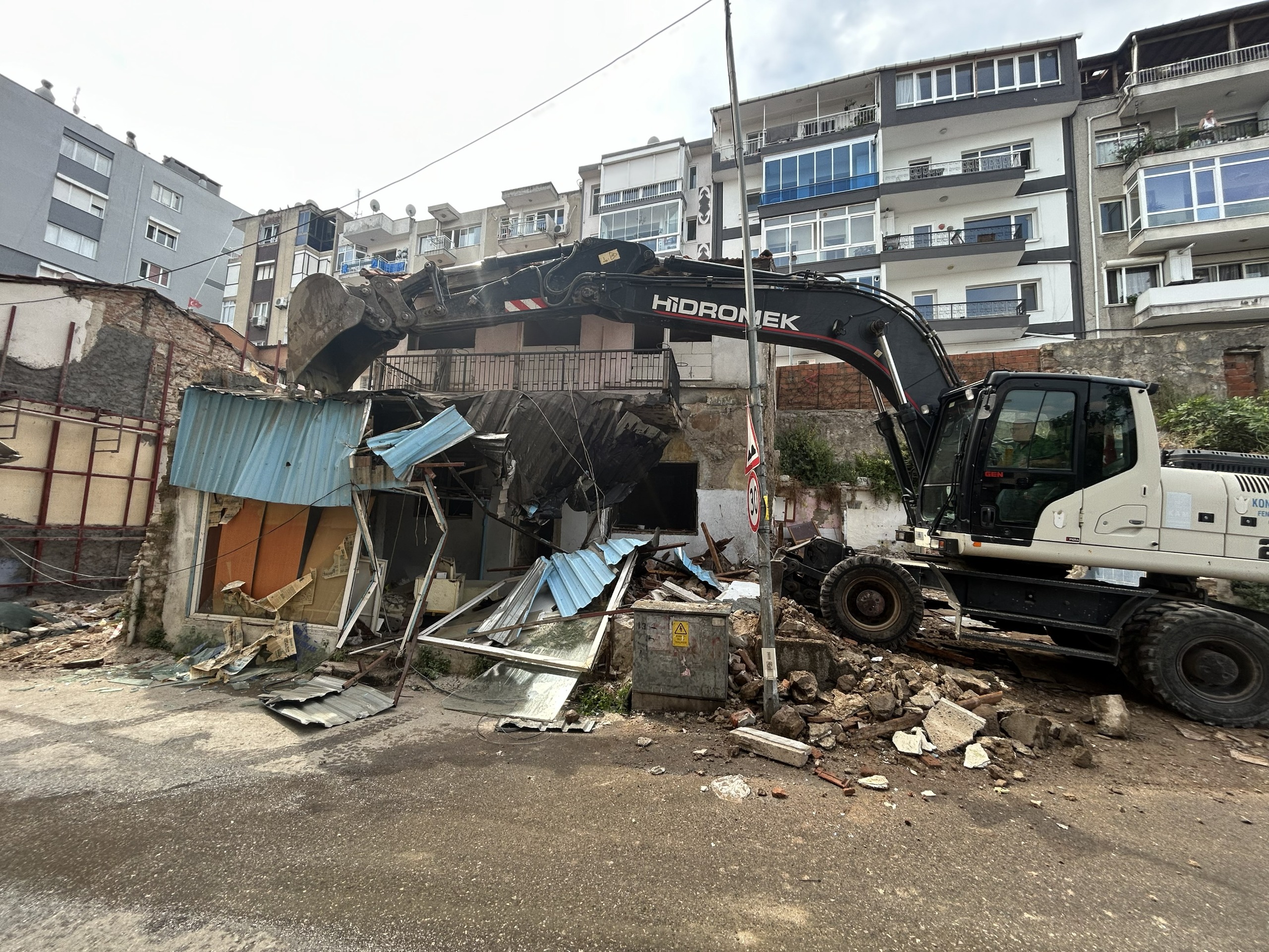 Konak’ta metruk bina yıkımları tam gaz