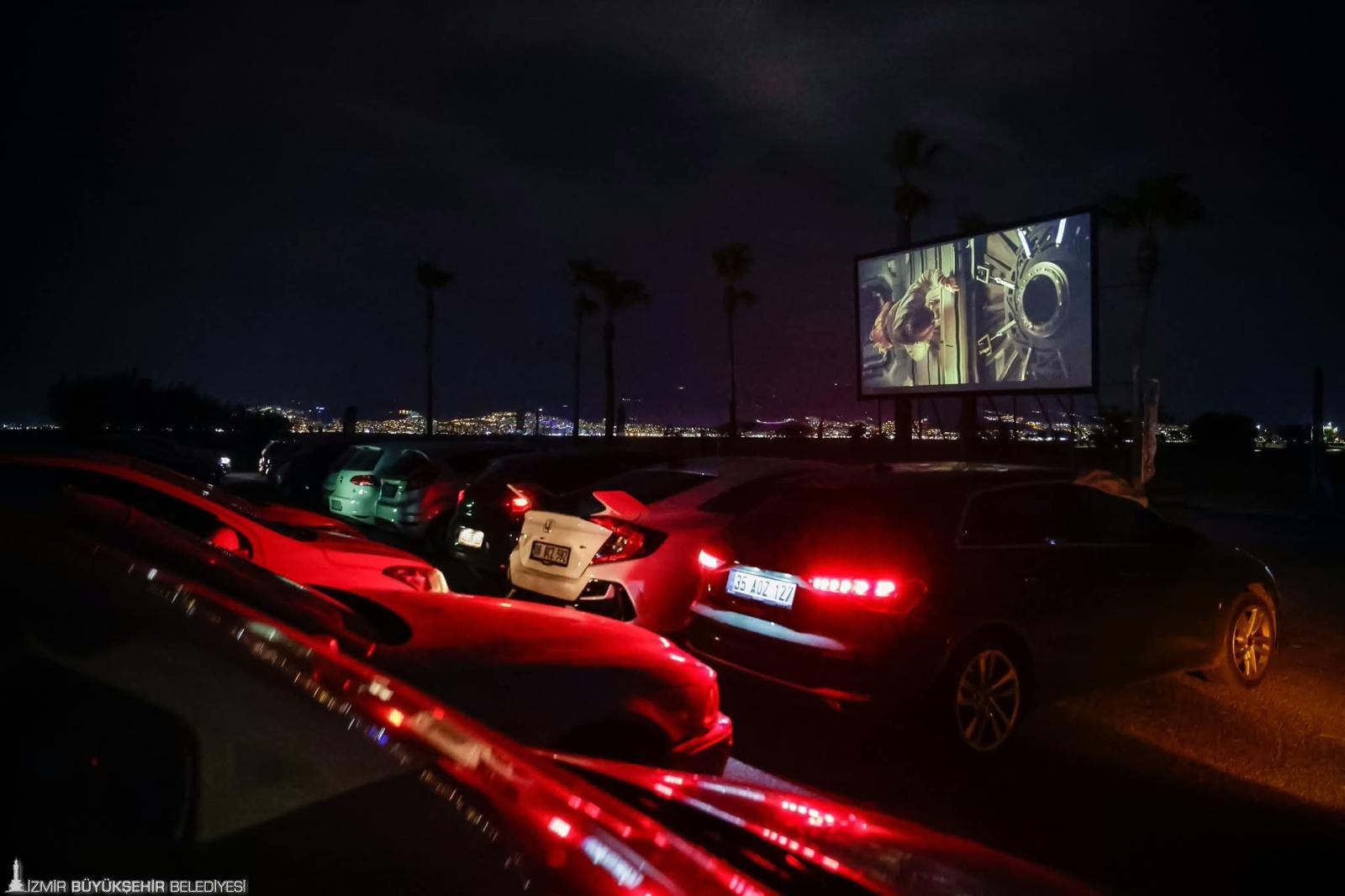 İnciraltı’nda arabada sinema keyfi