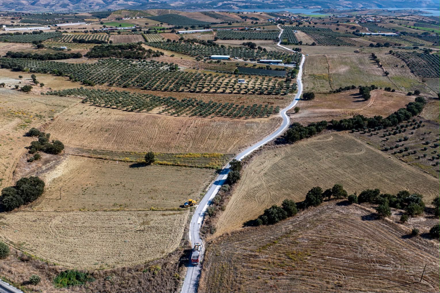 Manisa Büyükşehir Köprübaşı’nda İki Mahallenin Yollarını Yeniledi