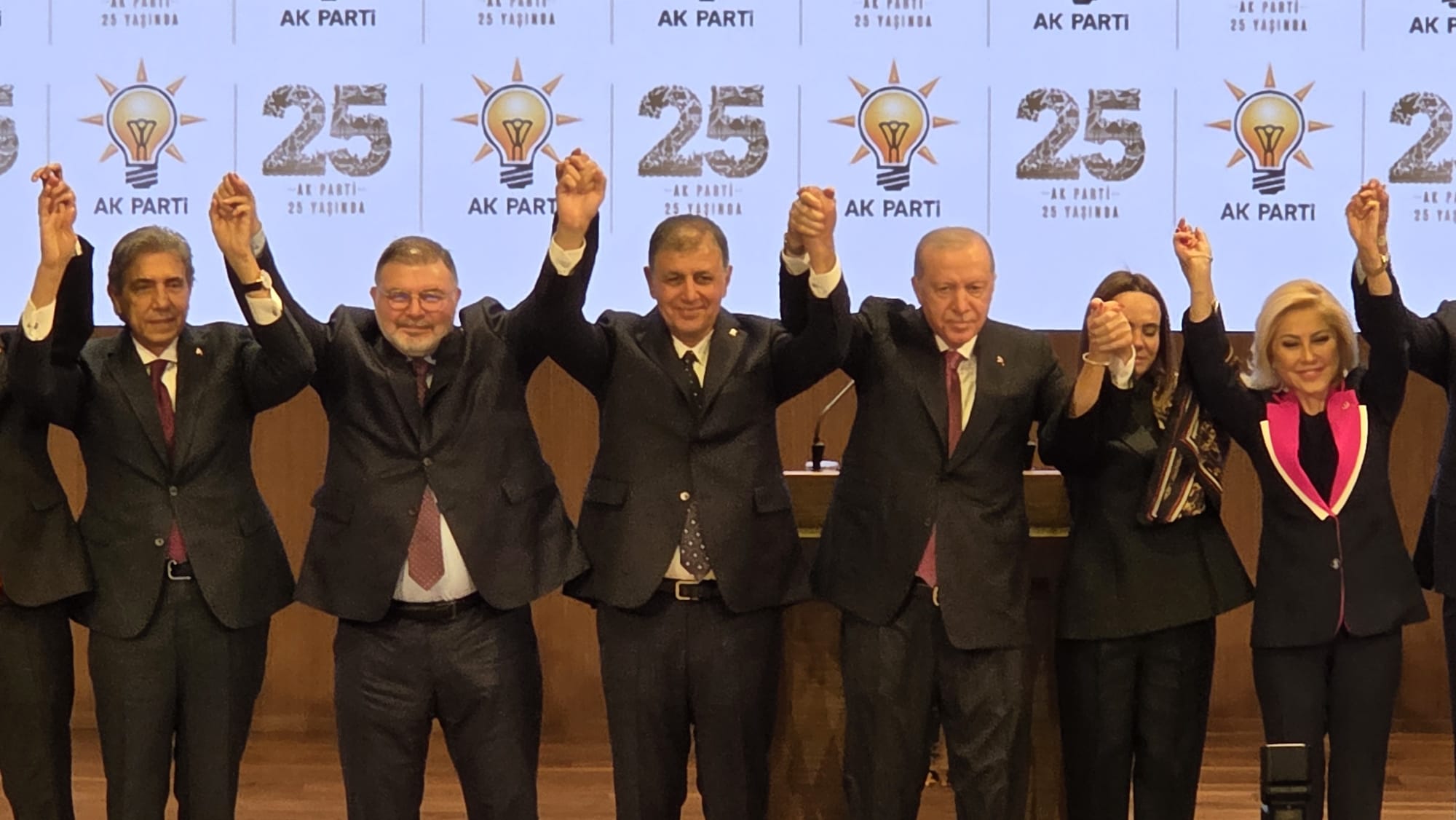 AK Parti'den Tugay'a 'hoş geldin' mesajları!