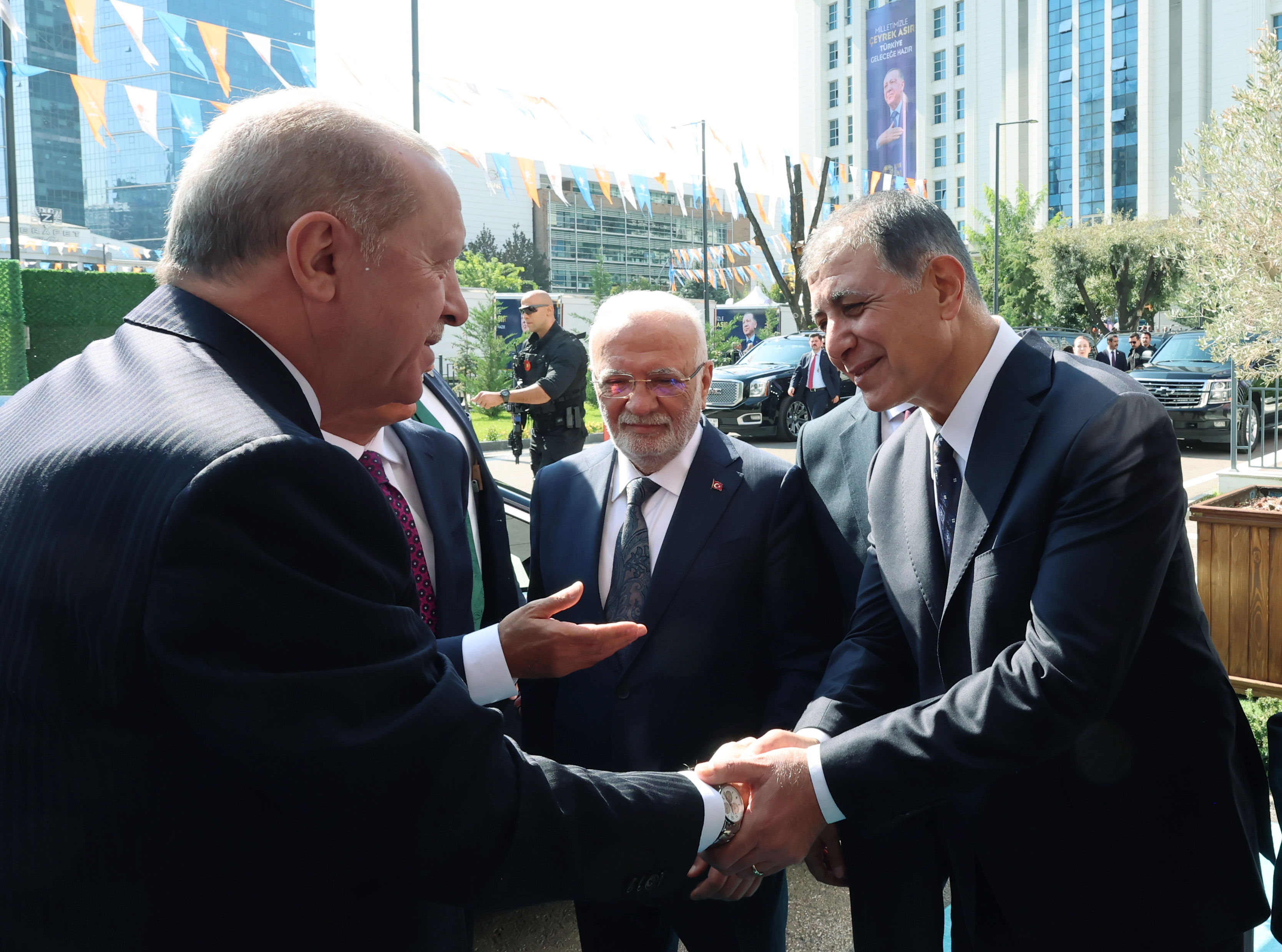 Tugay'a rozeti taktı, mesajı verdi: İzmir’e tüm imkanlarımızla destek olacağız!