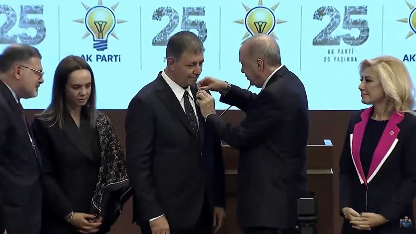 Cemil Tugay, AK Parti'ye katıldı!