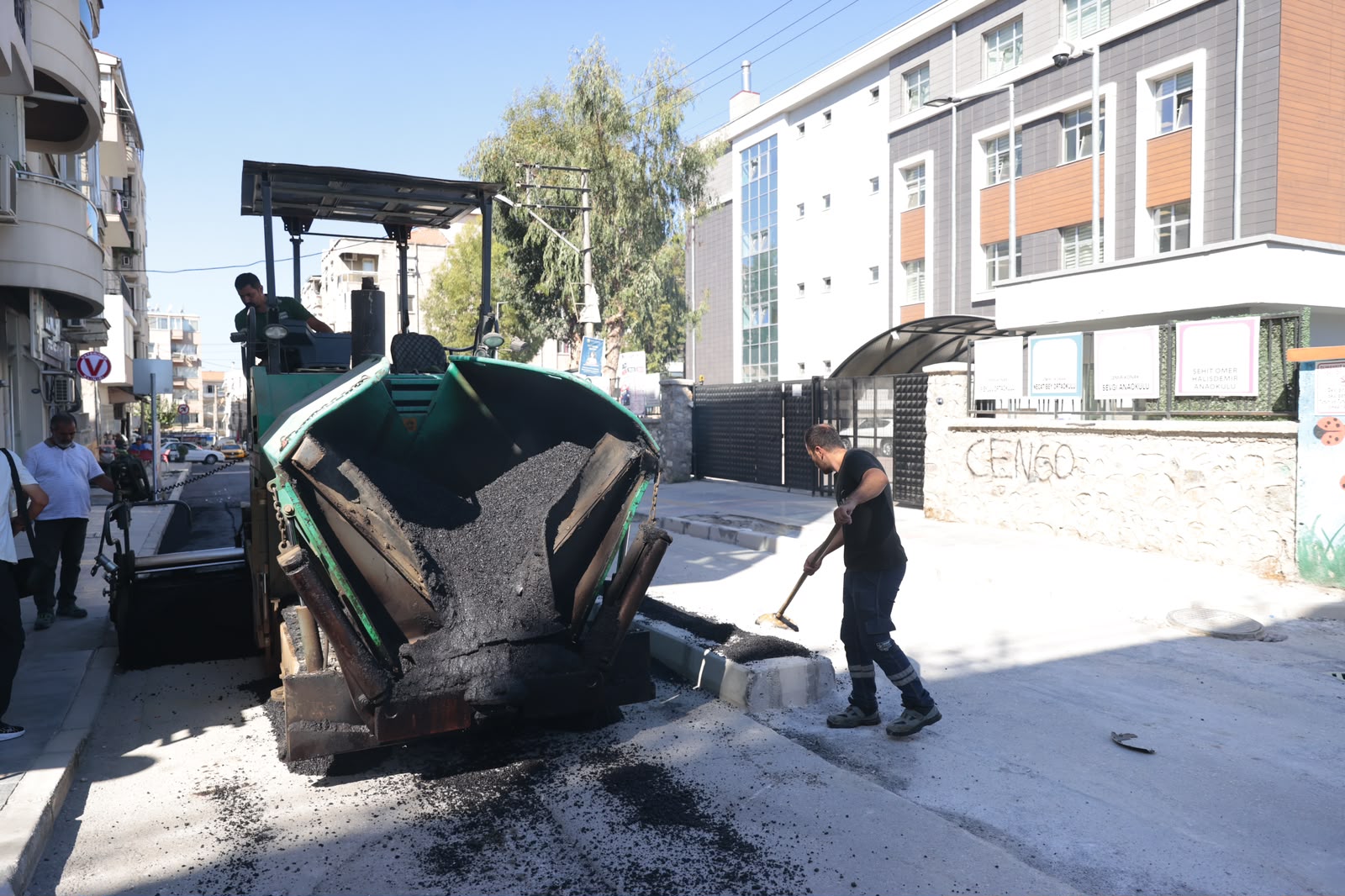 Beş okulun kullandığı sokağa Konak Belediyesi’nden güvenli dokunuş