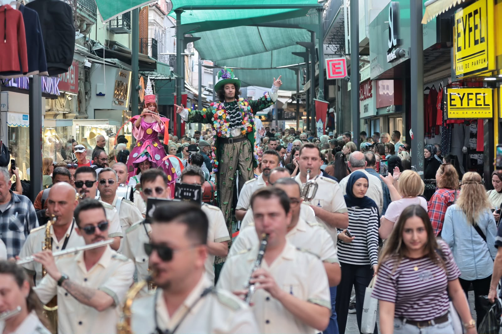 Kemeraltı’nın sokakları festivalle şenlendi