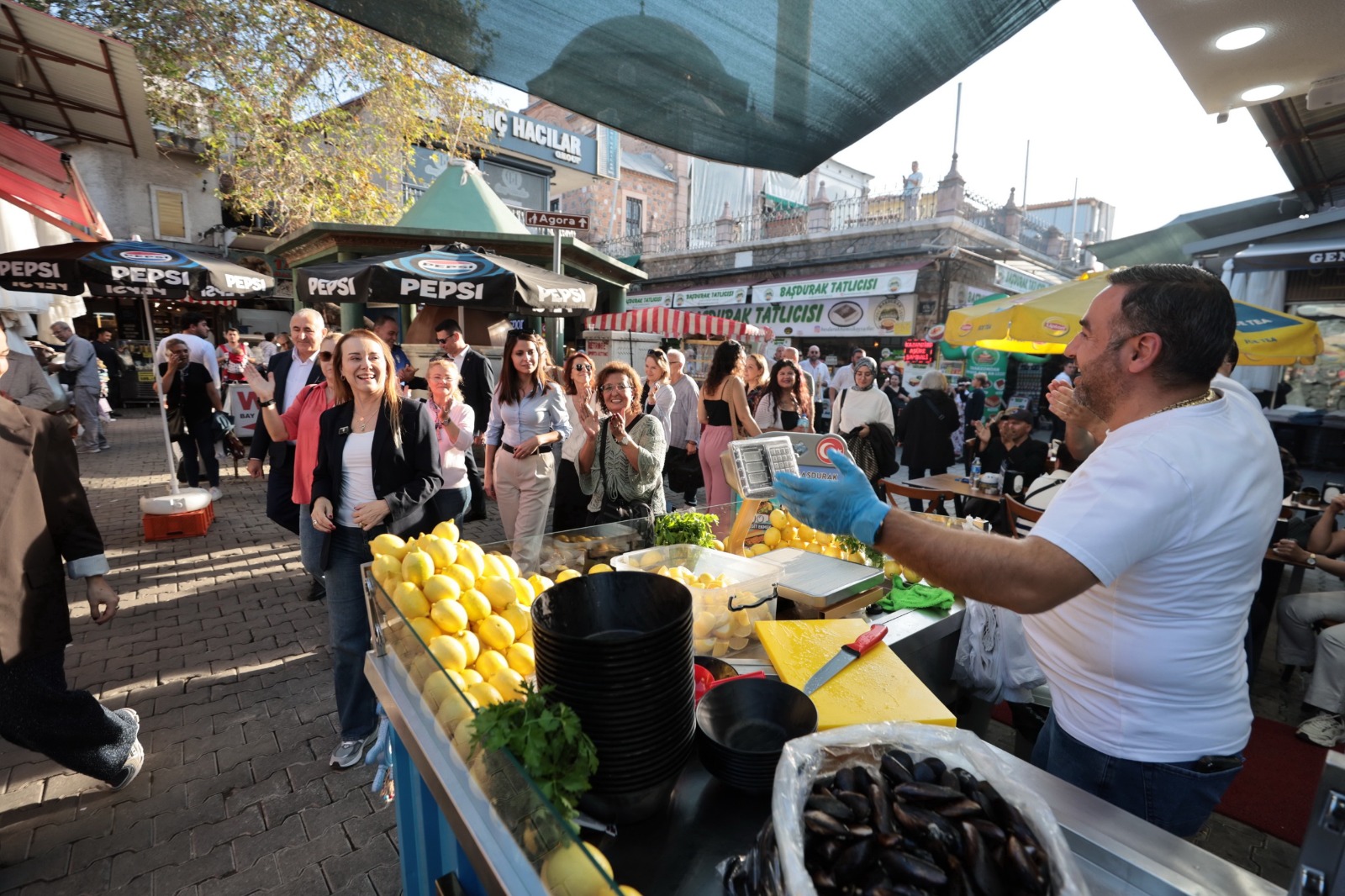 Kemeraltı Festivali esnafın yüzünü güldürdü