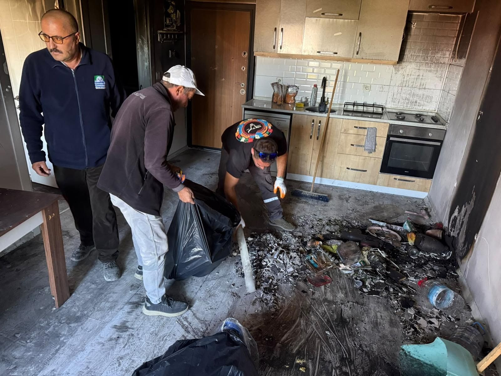 FOÇA BELEDİYESİ, ZOR GÜNÜNDE HACIOĞLU AİLESİNİ YALNIZ BIRAKMADI