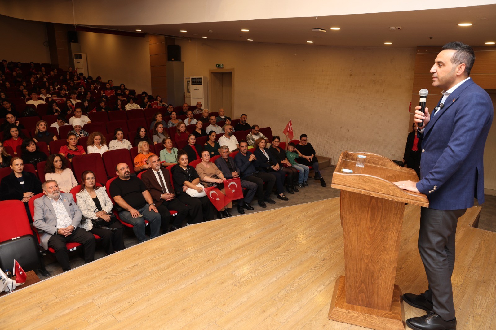 Çiğli’de Cumhuriyet Coşkusu Fotoğraf Sergisi ve Sinema Gösterimiyle Taçlandı