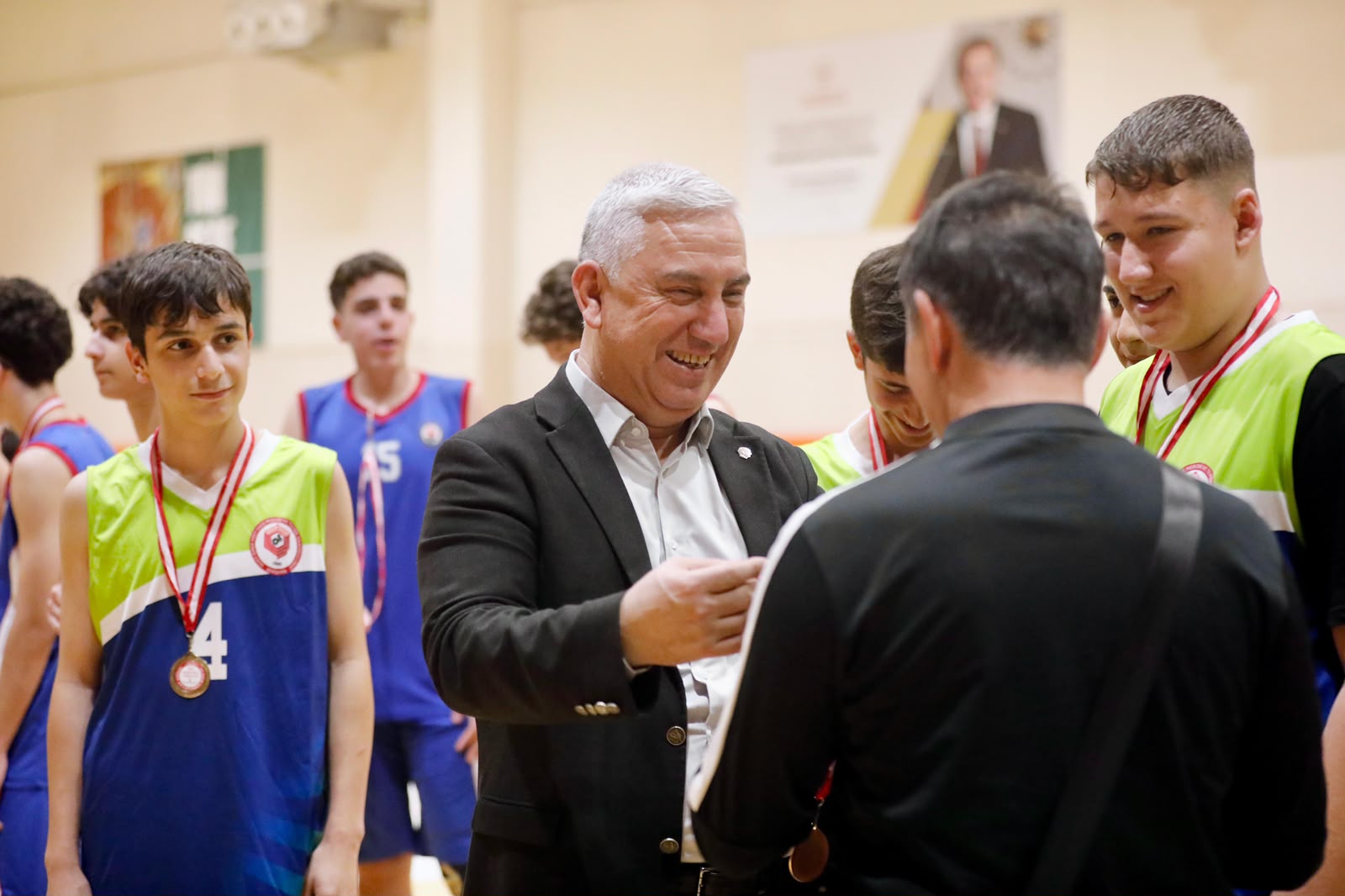 BERGAMA’DA CUMHURİYET BAYRAMI COŞKUSU BASKETBOL SAHASINA TAŞINDI