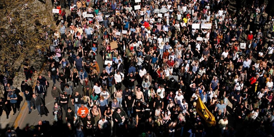 Londra’da aşı pasaportu protesto edildi