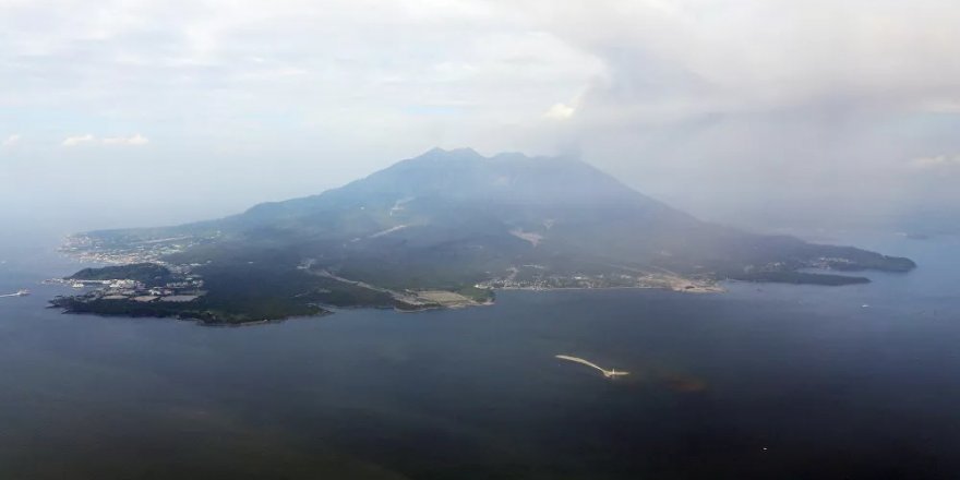 Japonya'nın güneybatısındaki Sakurajima Yanardağı'nda patlama meydana geldi