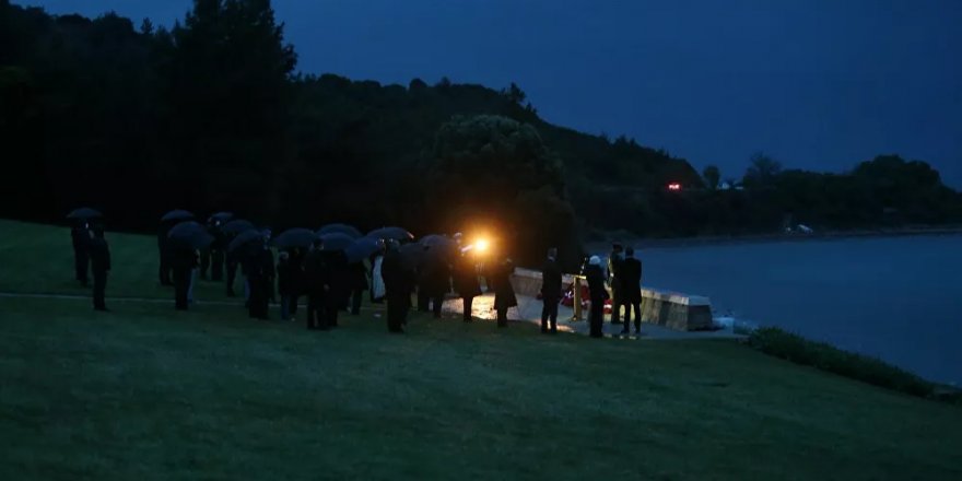 Anzak Koyu'nda 'Şafak Ayini' yerine çelenk töreni düzenlendi