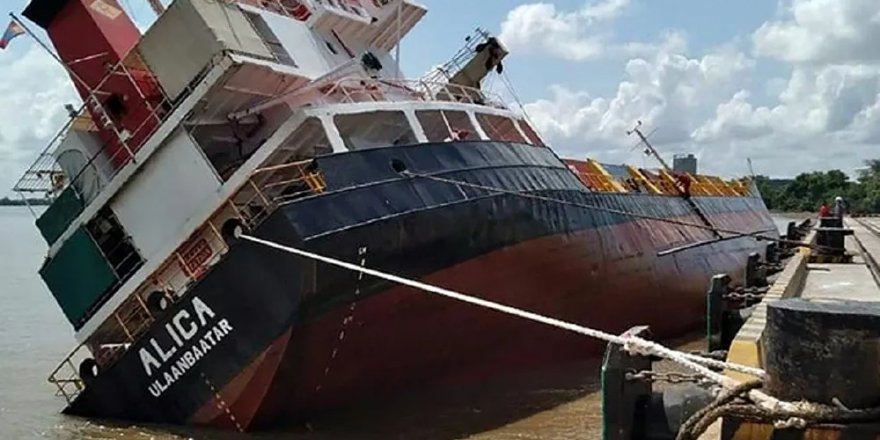 Vietnam'da 2 bin 500 tonluk yük gemisi alabora oldu