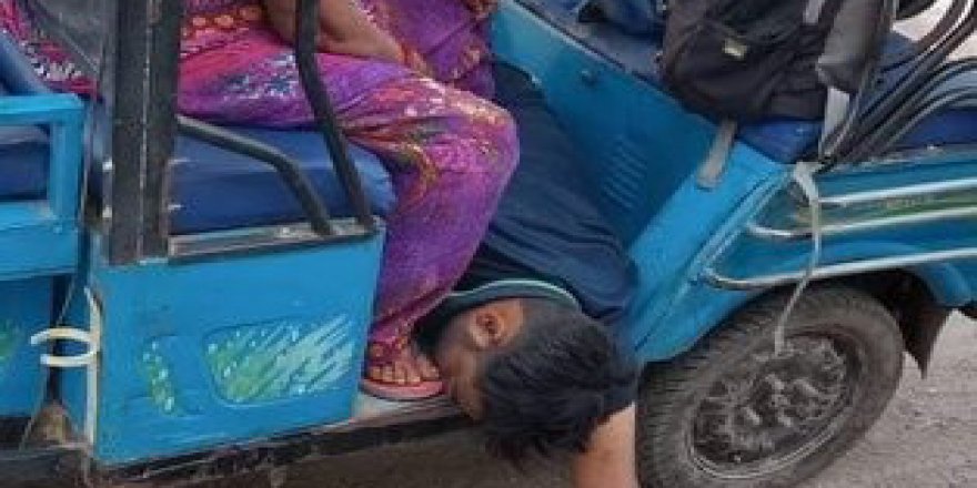 Hindistanlı anne koronadan ölen oğlunu tuktukla taşıdı