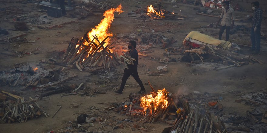 Hindistan’da koronadan ölenler toplu olarak boş arazilerde yakılmaya devam ediyor