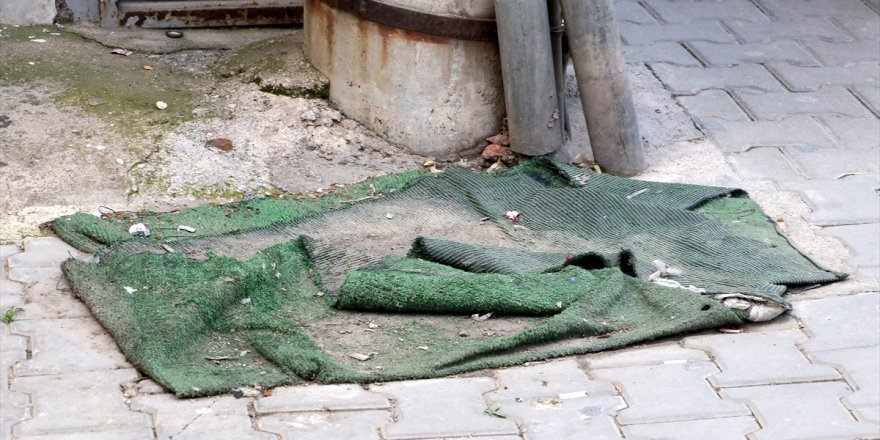 İzmir'de kanalizasyondan gelen koku nedeniyle mazgalların üzerine halı ve kilim örttüler
