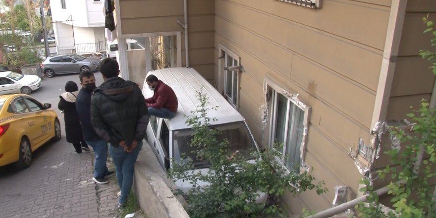 Maltepe’de freni tutmayan minibüs apartman bahçesine uçtu