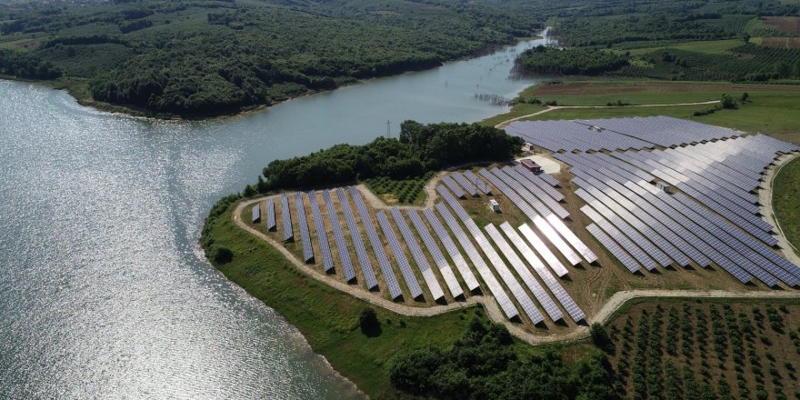 Bu güneş santralleri 3 bin 405 evin günlük elektriğini sağlıyor