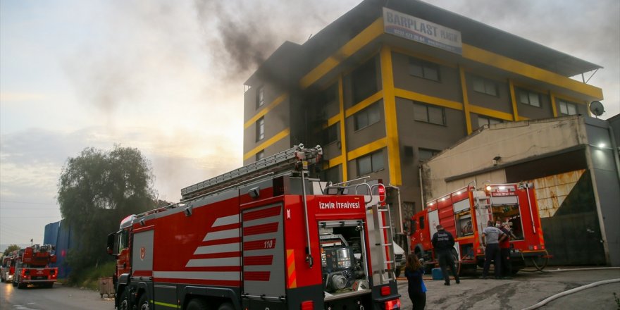 İzmir'de plastik fabrikasında çıkan yangın söndürüldü