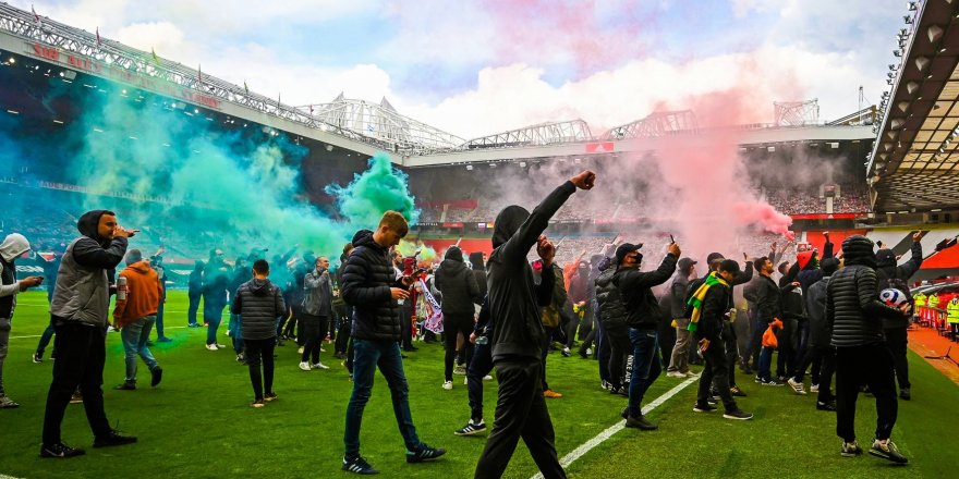 Manchester United taraftarları Old Trafford'ta protesto düzenledi