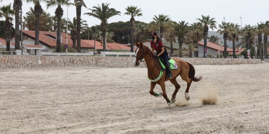 Atlı polisler turizm merkezi Çeşme sahillerini denetledi