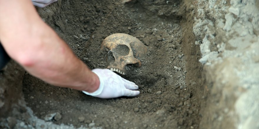 Kuşadası Kadı Kalesi kazılarında insan iskeletleri bulundu