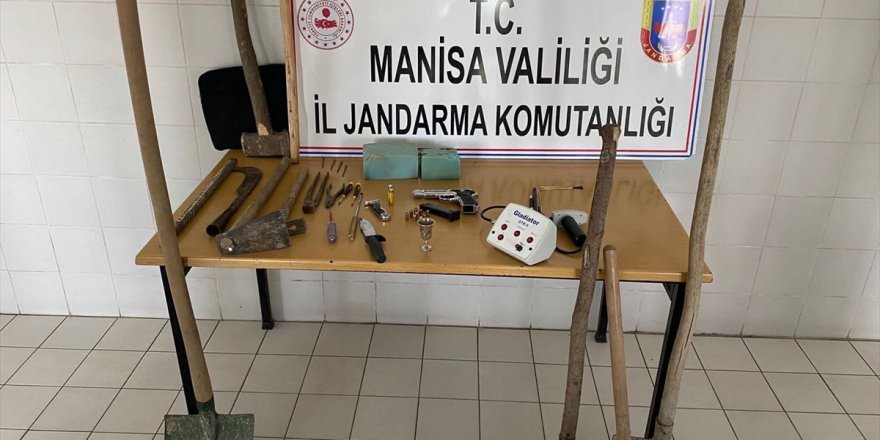 Manisa'da kaçak kazı yapan 4 kişi suçüstü yakalandı