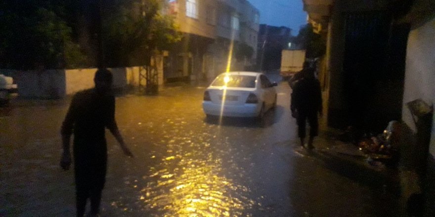 Kozan’ı sağanak vurdu: Birçok evi su bastı, araçlar mahsur kaldı