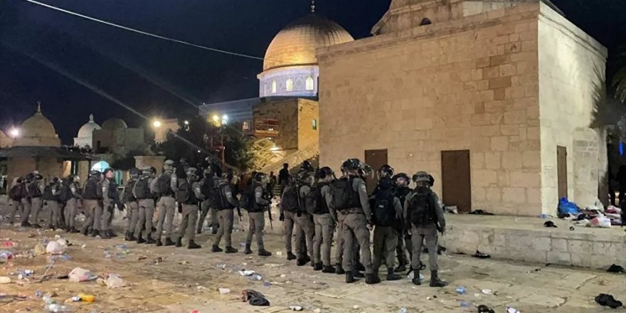 Mescid-i Aksa'ya giren İsrail polisi, namaz kılan cemaate ses bombalarıyla saldırdı: 205 yaralı