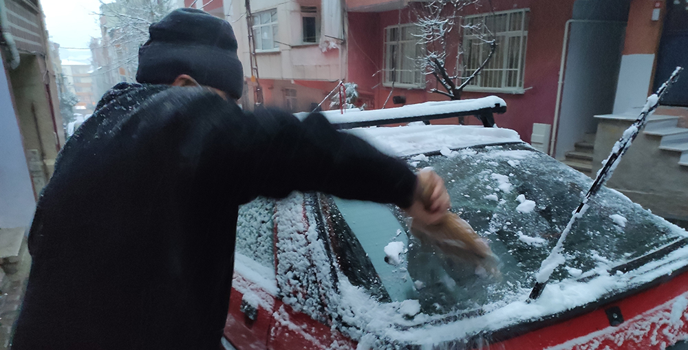 İstanbullular güne karla uyandı