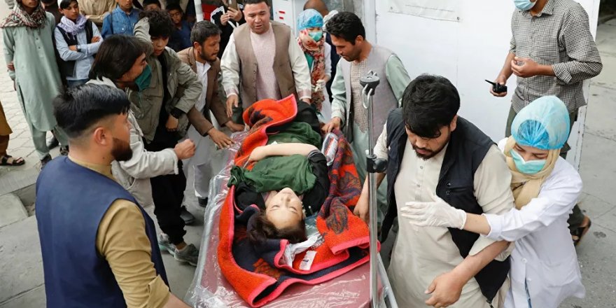 Afganistan'da okul önünde düzenlenen bombalı saldırıda ölenlerin sayısı 50'ye yükseldi