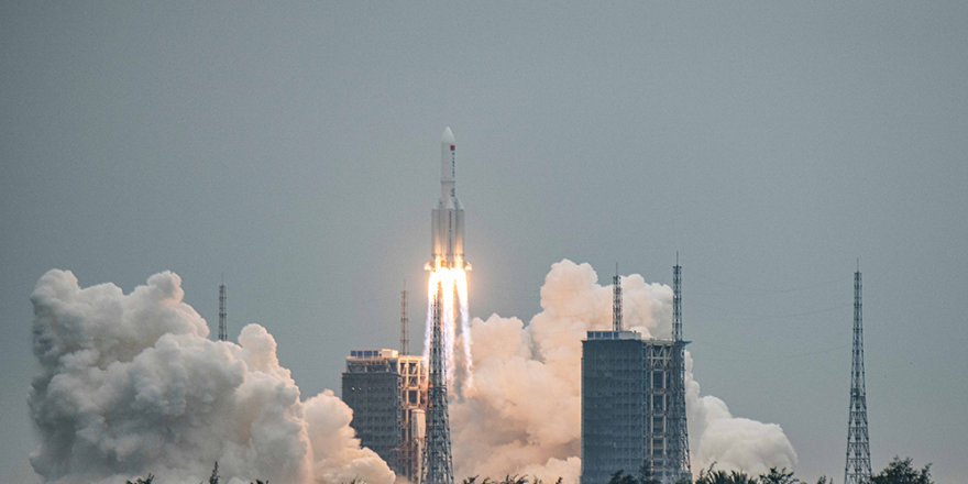 Çin roketinin enkazı atmosferde yandı, parçalar Hint okyanusuna düştü