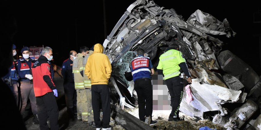 İzmir'de trafik kazasında 2 kişi yaşamını yitirdi