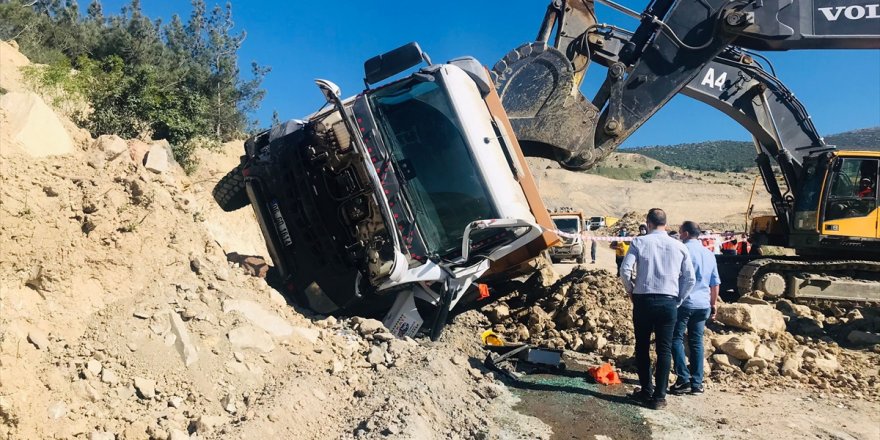 Manisa'da devrilen kamyonun altında kalan sürücü hayatını kaybetti
