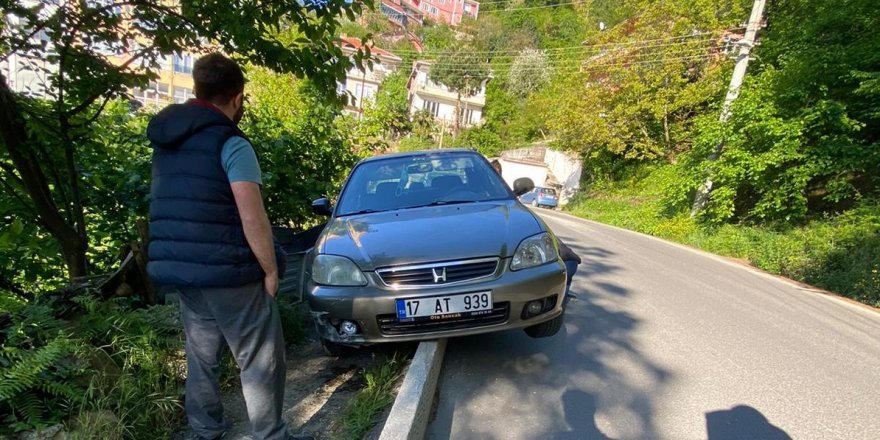 Kaldırımda asılı kalan otomobil uçuruma düşmekten kurtuldu