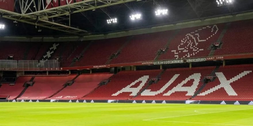 Ajax, şampiyonluk kupasını eritip taraftarlara dağıttı