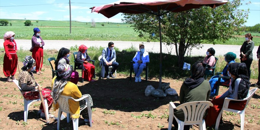 Uşak Valisi Kocabıyık, tarlada çalışan mevsimlik işçileri ziyaret ederek "EBA destek noktası" sözü verdi