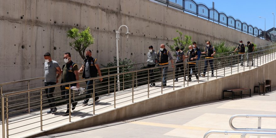 Manisa'da sokağa çıkma kısıtlamasında bekçilere saldırdığı suçlamasıyla 9 kişi yakalandı