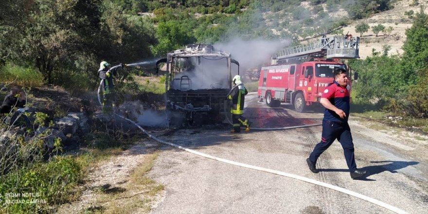 Denizli'de seyir halindeki yolcu midibüsü yandı