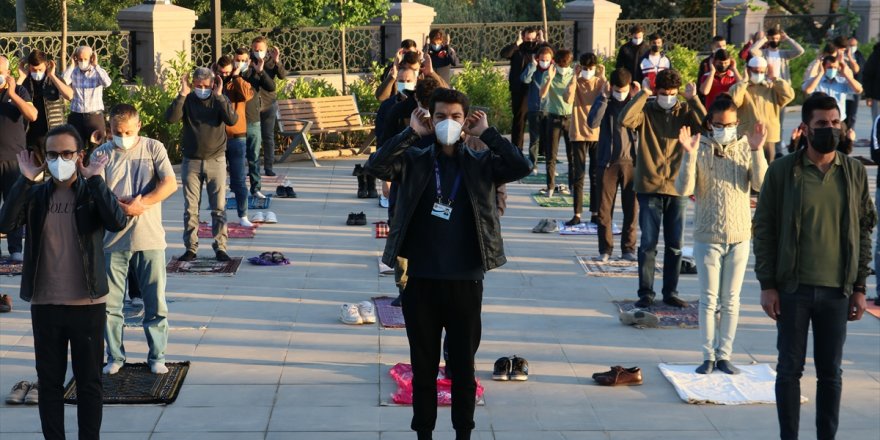 İzmir'de Ramazan Bayramı namazı Kovid-19 tedbirlerine uyularak kılındı