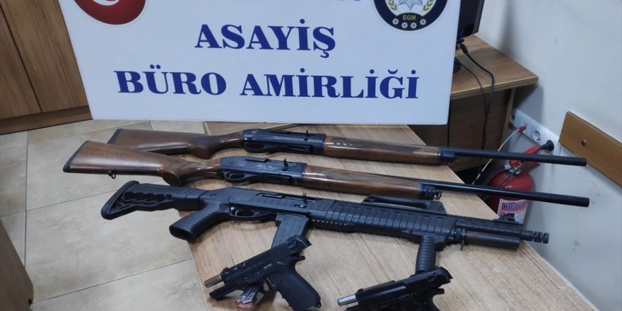 İzmir'de polisin "dur" ihtarına uymayan araç kaza yapınca şüpheliler yakalandı