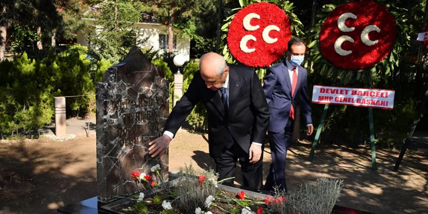 Bahçeli’den, bayram namazı sonrası Alparslan Türkeş'in kabrine ziyaret