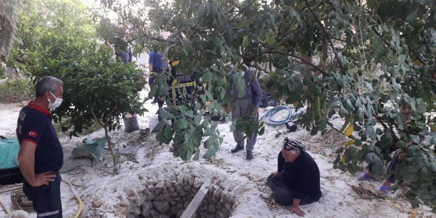 Su çıkarmak için girdikleri kuyudan çıkamadılar