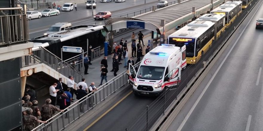 Avcılar istikametinde ilerleyen bir metrobüs rehin alındı