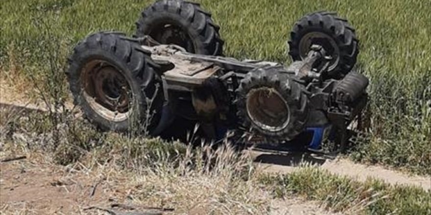 Manisa'da devrilen traktörün sürücüsü öldü