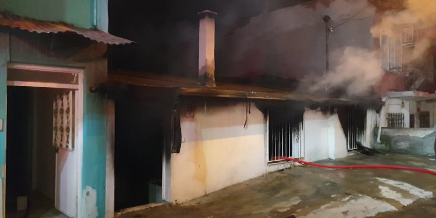 İzmir'de evde çıkan yangında 2 kişi dumandan etkilendi
