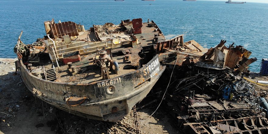 Zeytinburnu’nda karaya oturan geminin son parçası da denizden çıkarıldı