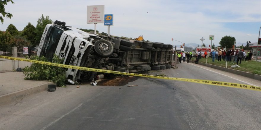 İzmir'de kaldırımda yürürken, otomobille çarpıştıktan sonra devrilen tırın altında kalan 2 kişi öldü