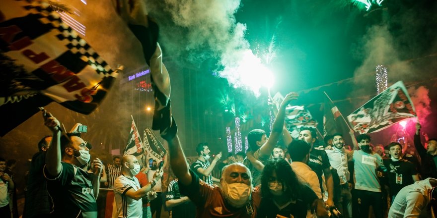 İzmir'de Beşiktaş taraftarları şampiyonluğu kutladı