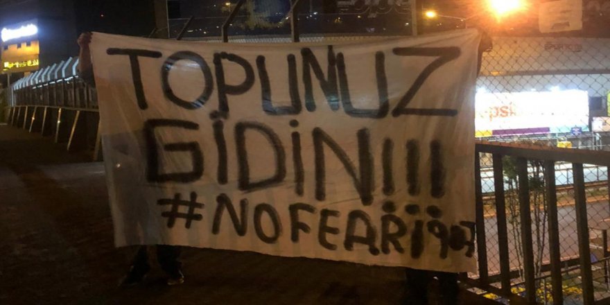 Fenerbahçe Stadı'na tepki parkartı: "Topunuz gidin"